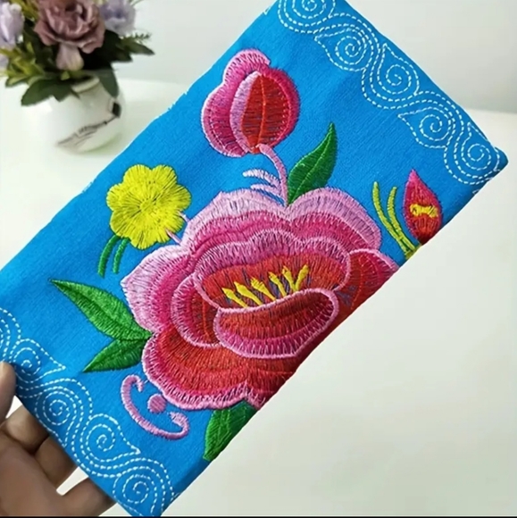 NWT!! Beautiful New Vintage Blue Floral Embroidered Long Wristlet Wallet !!💖💖 - Picture 9 of 11